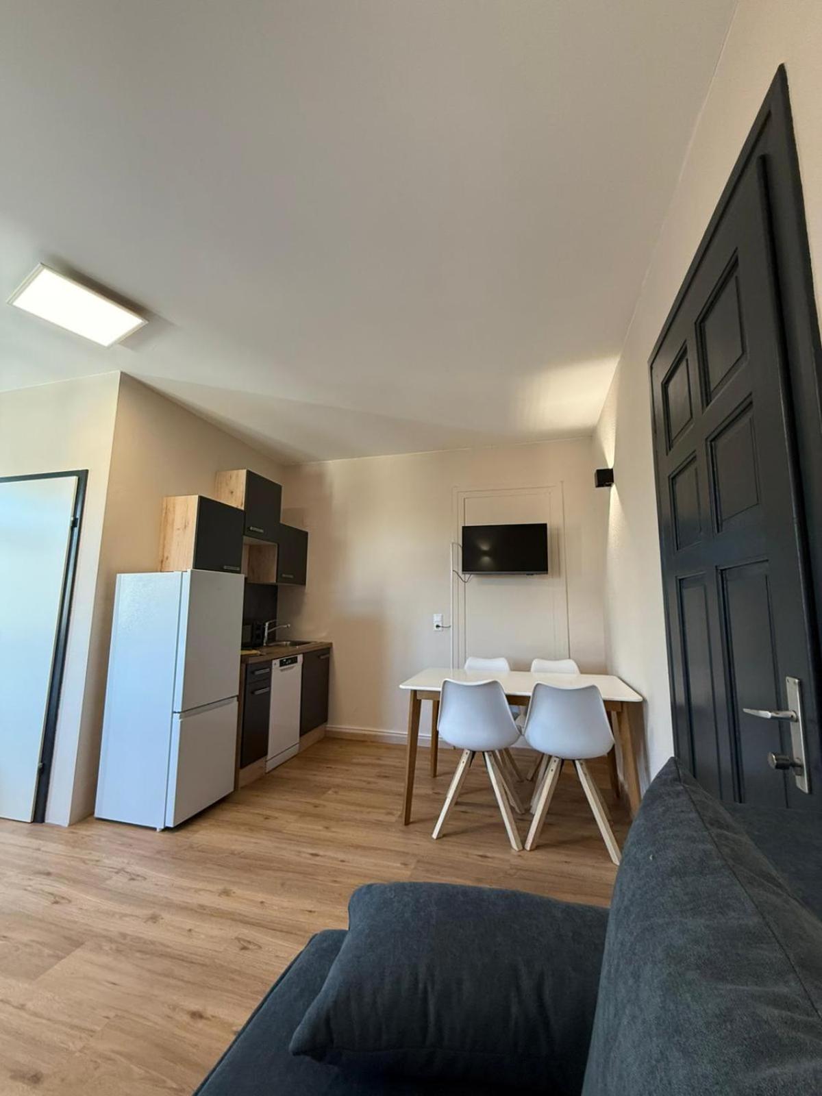 Crown Living Villa Blumenau Studios, Smarttv, Parkplatz Лустенау Екстер'єр фото